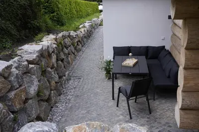 Ein Sitzbereich in der Unterkunft Tiefenbach-Chalet