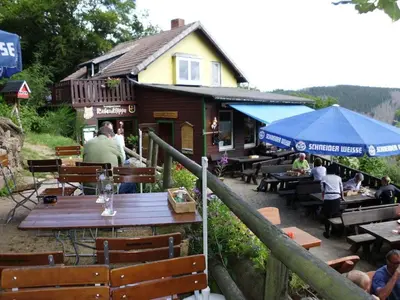 Das Gebäude in dem sich das Ferienhaus befindet