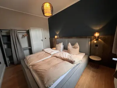 Ein Bett oder Betten in einem Zimmer der Unterkunft VILLA am Paulsberg mit Sauna - V4