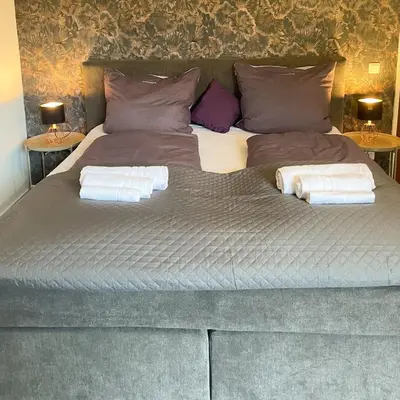 Ein Bett oder Betten in einem Zimmer der Unterkunft LaLeLou Braunlage, perfekt für Familien, zentral mit Garten 120qm, inkl Wäschepaket und WLAN, Boxspringbett, 6 Personen