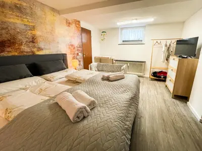 Ein Bett oder Betten in einem Zimmer der Unterkunft LaLeLou Braunlage, perfekt für Familien, zentral mit Garten 120qm, inkl Wäschepaket und WLAN, Boxspringbett, 6 Personen