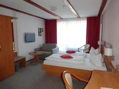Ein Bett oder Betten in einem Zimmer der Unterkunft Hotel zur Krone
