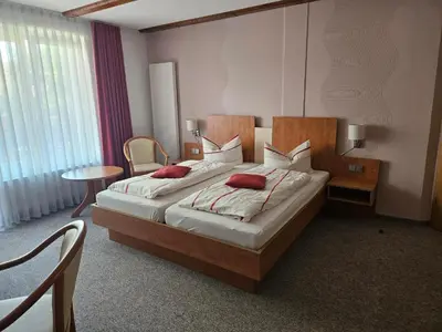 Ein Bett oder Betten in einem Zimmer der Unterkunft Hotel zur Krone