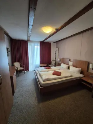 Ein Bett oder Betten in einem Zimmer der Unterkunft Hotel zur Krone