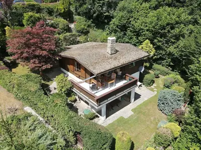Das Gebäude in dem sich das Ferienhaus befindet