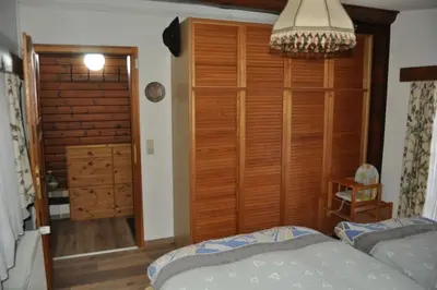 Ein Bett oder Betten in einem Zimmer der Unterkunft Ferienhaus Blockhaus bis 6 Personen Kamin und Hund