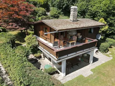 Das Gebäude in dem sich das Ferienhaus befindet