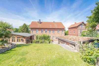 Ein Garten an der Unterkunft Pension zur Bahn