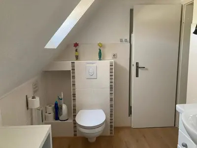 Ein Badezimmer in der Unterkunft Ferienwohnung Waldhöhe -sonniger Balkon-Boxspringbett-Ladestation E-Auto