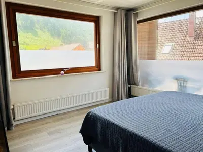 Ein Bett oder Betten in einem Zimmer der Unterkunft Das Urlaubszuhause für Familien, Großfamilien, Mehrfamilien und kleine Gruppen bis zum 12 Personen mit vielen Unterhaltungsmöglichkeiten im Harz