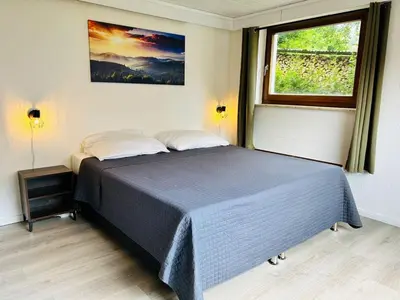 Ein Bett oder Betten in einem Zimmer der Unterkunft Das Urlaubszuhause für Familien, Großfamilien, Mehrfamilien und kleine Gruppen bis zum 12 Personen mit vielen Unterhaltungsmöglichkeiten im Harz