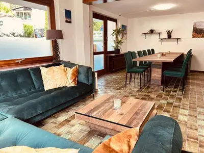 Ein Sitzbereich in der Unterkunft Das Urlaubszuhause für Familien, Großfamilien, Mehrfamilien und kleine Gruppen bis zum 12 Personen mit vielen Unterhaltungsmöglichkeiten im Harz