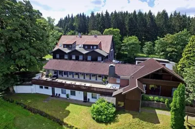 Das Gebäude in dem sich das Ferienhaus befindet