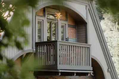 Ein Balkon oder eine Terrasse in der Unterkunft Haus Wanderlust - Zwei Ferienwohnungen in einem Haus für bis zu 13 Personen - naturnah, stilvoll eingerichtet - ideal für Familien und Gruppen