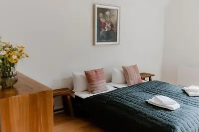 Ein Bett oder Betten in einem Zimmer der Unterkunft Haus Wanderlust - Zwei Ferienwohnungen in einem Haus für bis zu 13 Personen - naturnah, stilvoll eingerichtet - ideal für Familien und Gruppen