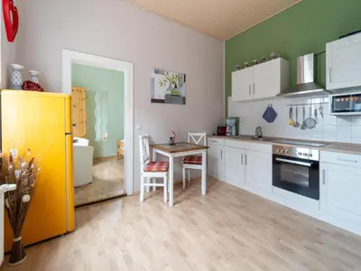 Küche/Küchenzeile in der Unterkunft Quiet Garden Apartment