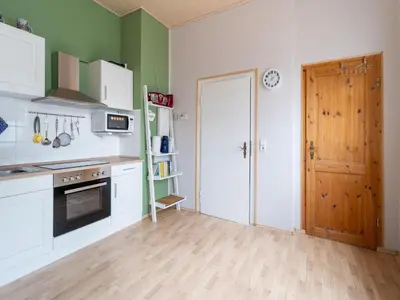 Küche/Küchenzeile in der Unterkunft Quiet Garden Apartment
