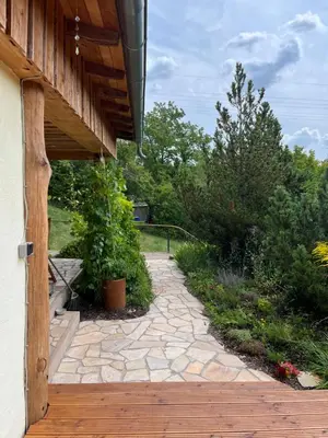 Ein Garten an der Unterkunft Sonnenberg Chalet