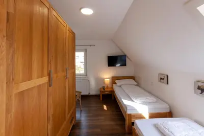 Ein Bett oder Betten in einem Zimmer der Unterkunft Ferienhaus WanderNest mit Sauna, Garten und Grill
