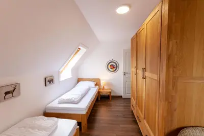 Ein Bett oder Betten in einem Zimmer der Unterkunft Ferienhaus WanderNest mit Sauna, Garten und Grill