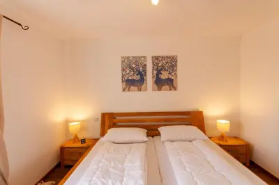 Ein Bett oder Betten in einem Zimmer der Unterkunft Ferienhaus WanderNest mit Sauna, Garten und Grill