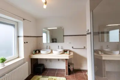 Ein Badezimmer in der Unterkunft Ferienhaus WanderNest mit Sauna, Garten und Grill