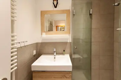 Ein Badezimmer in der Unterkunft Ferienwohnung BergChalet 2 mit Balkon
