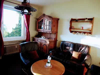 Ein Sitzbereich in der Unterkunft Ferienwohnung ENDORA im Harzer Stil, Handgefertigte Möbel - WLAN- GARAGE - Wandern-Mountainbike-Motorradurlaub