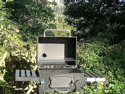 Ein für Gäste verfügbarer Grill in der Ferienwohnung