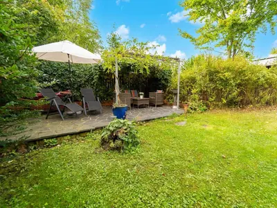 Ein Garten an der Unterkunft Forest-Edge Apartment