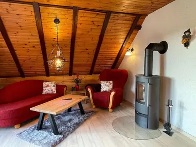 Ein Sitzbereich in der Unterkunft Blockhausflair mit Kamin, Balkon und Bergpanorama