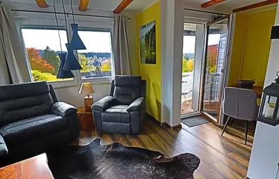 Ein Sitzbereich in der Unterkunft Kaminfeuer Hahnenklee - Ausblick bis zur Stabkirche