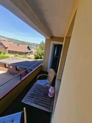 Ein Balkon oder eine Terrasse in der Unterkunft Erstklassige Ferienwohnung zentral - Gipfelblick, Parkplatz & Bettwäsche inklusive