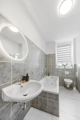 Ein Badezimmer in der Unterkunft Wohnung Stadtrand, 4 Personen, nahe Bahnhof und See