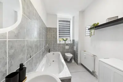 Ein Badezimmer in der Unterkunft Wohnung Stadtrand, 4 Personen, nahe Bahnhof und See