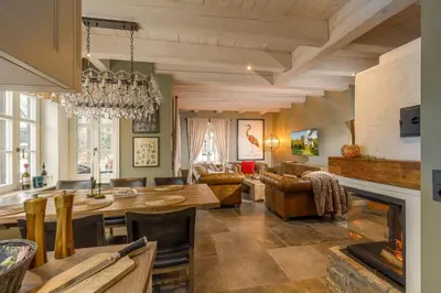 Ein Sitzbereich in der Unterkunft Ferienhaus Ilsenburg, luxuriöse Landhäuser mit Sauna und Kamin, mitten im Harz