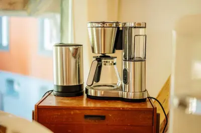 Kaffee-/Teezubehör in der Unterkunft Unik Villa Brunnen Blick mit offenem Dachstuhl