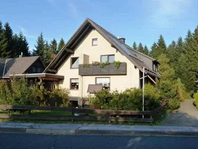 Das Gebäude in dem sich die Ferienwohnung befindet