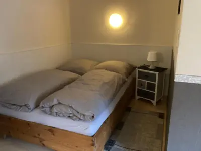 Ein Bett oder Betten in einem Zimmer der Unterkunft Ferienwohnung Lenk