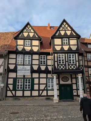 Das Gebäude in dem sich das Ferienhaus befindet