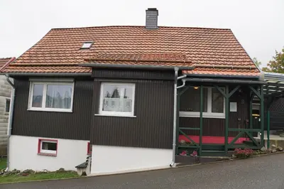 Das Gebäude in dem sich das Ferienhaus befindet