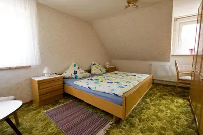 Ein Bett oder Betten in einem Zimmer der Unterkunft Oma Hennys Bergnest