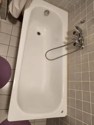 Ein Badezimmer in der Unterkunft HBS TOP- PREIS, 2 Zimmer SD FeWo, 2x Doppelbett, 1 Einzelbett möglich 54 qm, große Küche Bad WC Einfach und gut VB-Preis
