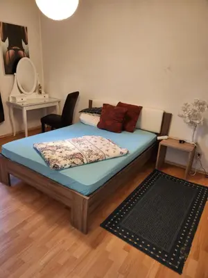 Ein Bett oder Betten in einem Zimmer der Unterkunft HBS TOP- PREIS, 2 Zimmer SD FeWo, 2x Doppelbett, 1 Einzelbett möglich 54 qm, große Küche Bad WC Einfach und gut VB-Preis