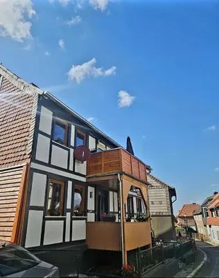 Das Gebäude in dem sich das Ferienhaus befindet