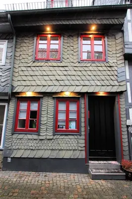 Das Gebäude in dem sich das Ferienhaus befindet
