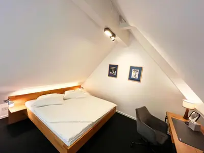 Ein Bett oder Betten in einem Zimmer der Unterkunft Studio Karl Oppermann mit Einzelgarage