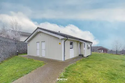 Das Gebäude in dem sich das Ferienhaus befindet