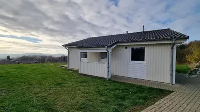 Das Gebäude in dem sich das Ferienhaus befindet