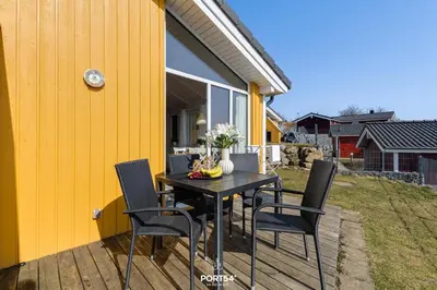 Das Gebäude in dem sich das Ferienhaus befindet